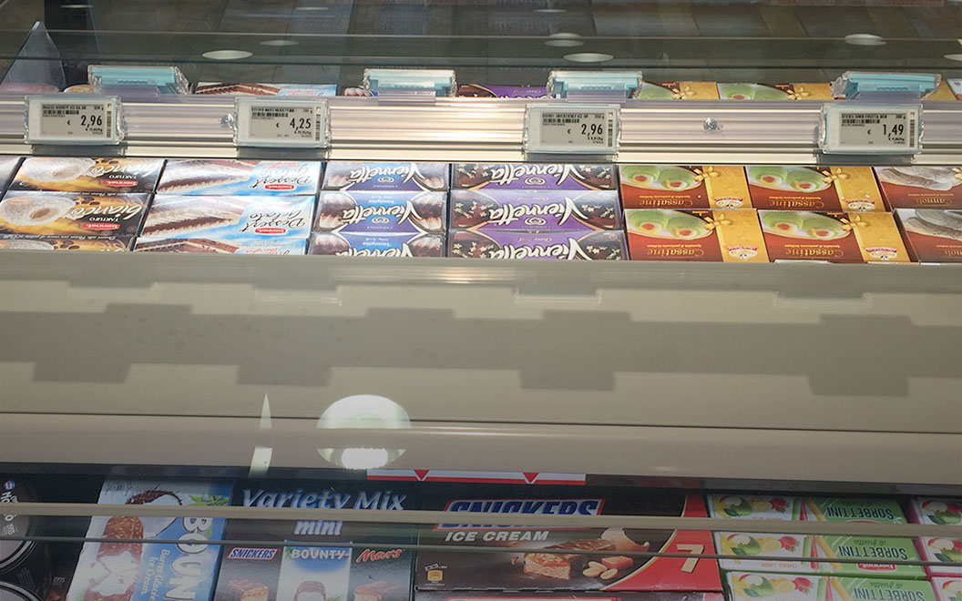 Nicolis Project etichette-elettroniche-supermercato-frigo2 Las etiquetas electrónicas interactivas en el hipermercado Bennet del centro comercial Mondojuve  