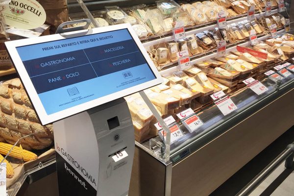 Nicolis Project kiosk-600x400 Las etiquetas electrónicas interactivas en el hipermercado Bennet del centro comercial Mondojuve  