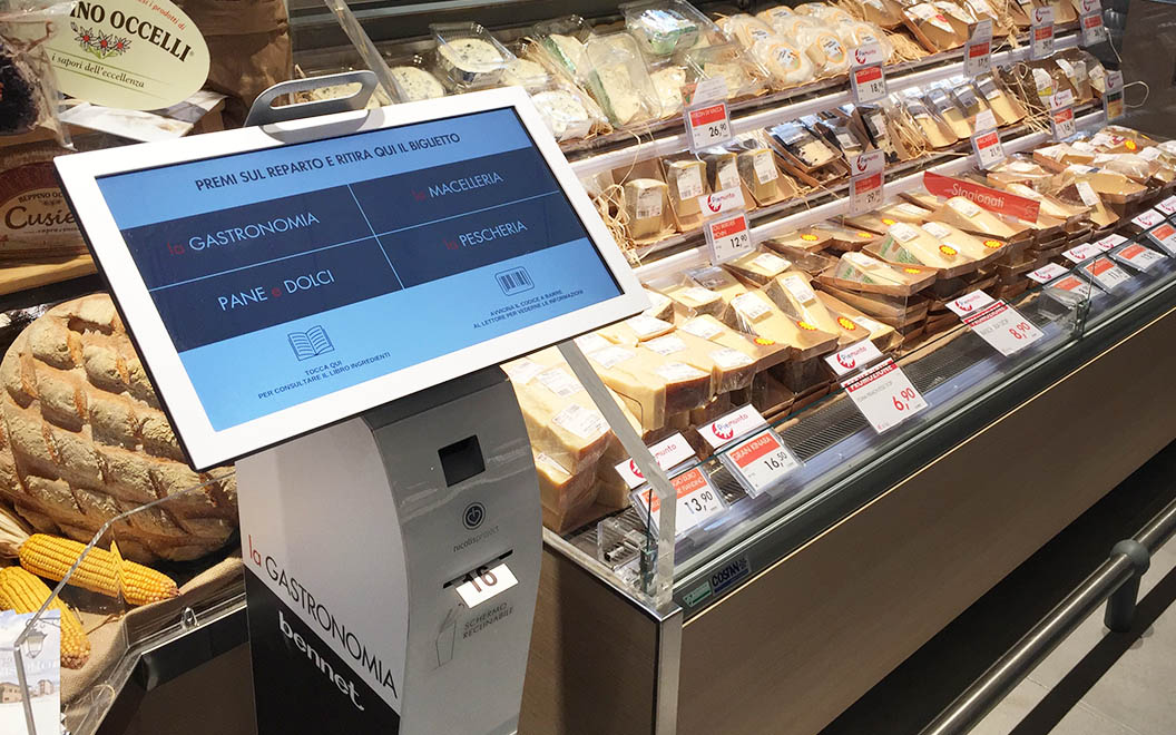 Nicolis Project kiosk Las etiquetas electrónicas interactivas en el hipermercado Bennet del centro comercial Mondojuve  