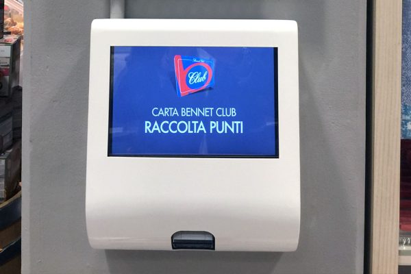 Nicolis Project totem-touch-screen-1-600x400 Las etiquetas electrónicas interactivas en el hipermercado Bennet del centro comercial Mondojuve  