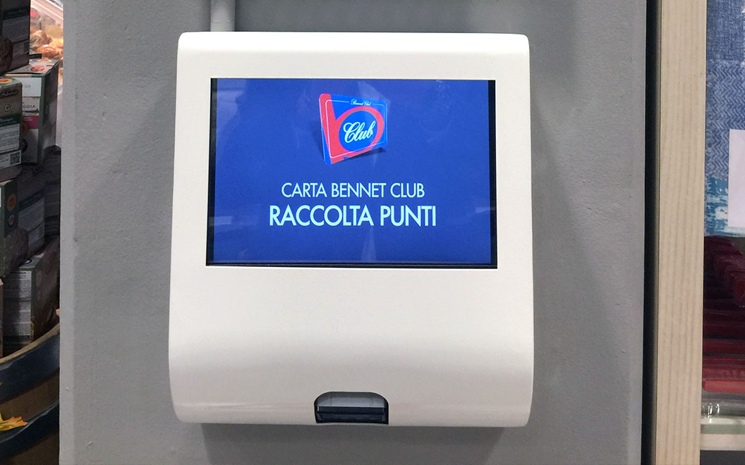 Nicolis Project totem-touch-screen-1 Las etiquetas electrónicas interactivas en el hipermercado Bennet del centro comercial Mondojuve  