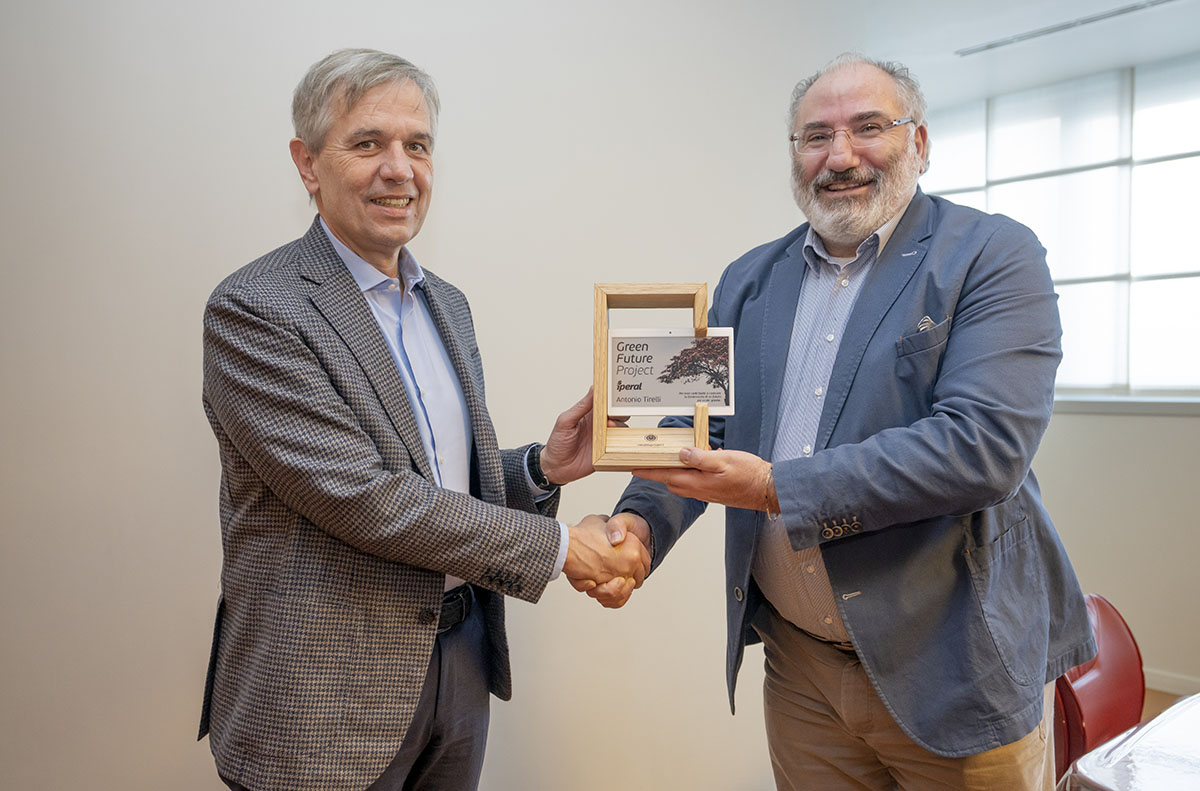 Nicolis Project | in-store digital communication green-project-2 Prime premiazioni per il Green Future Project: la consegna della targa a Iperal, nostro cliente storico dal 2011  