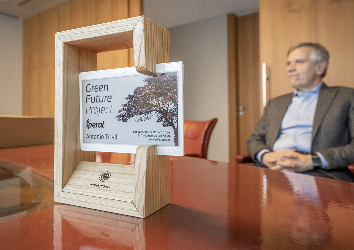 Nicolis Project | in-store digital communication green-project-3 Prime premiazioni per il Green Future Project: la consegna della targa a Iperal, nostro cliente storico dal 2011  
